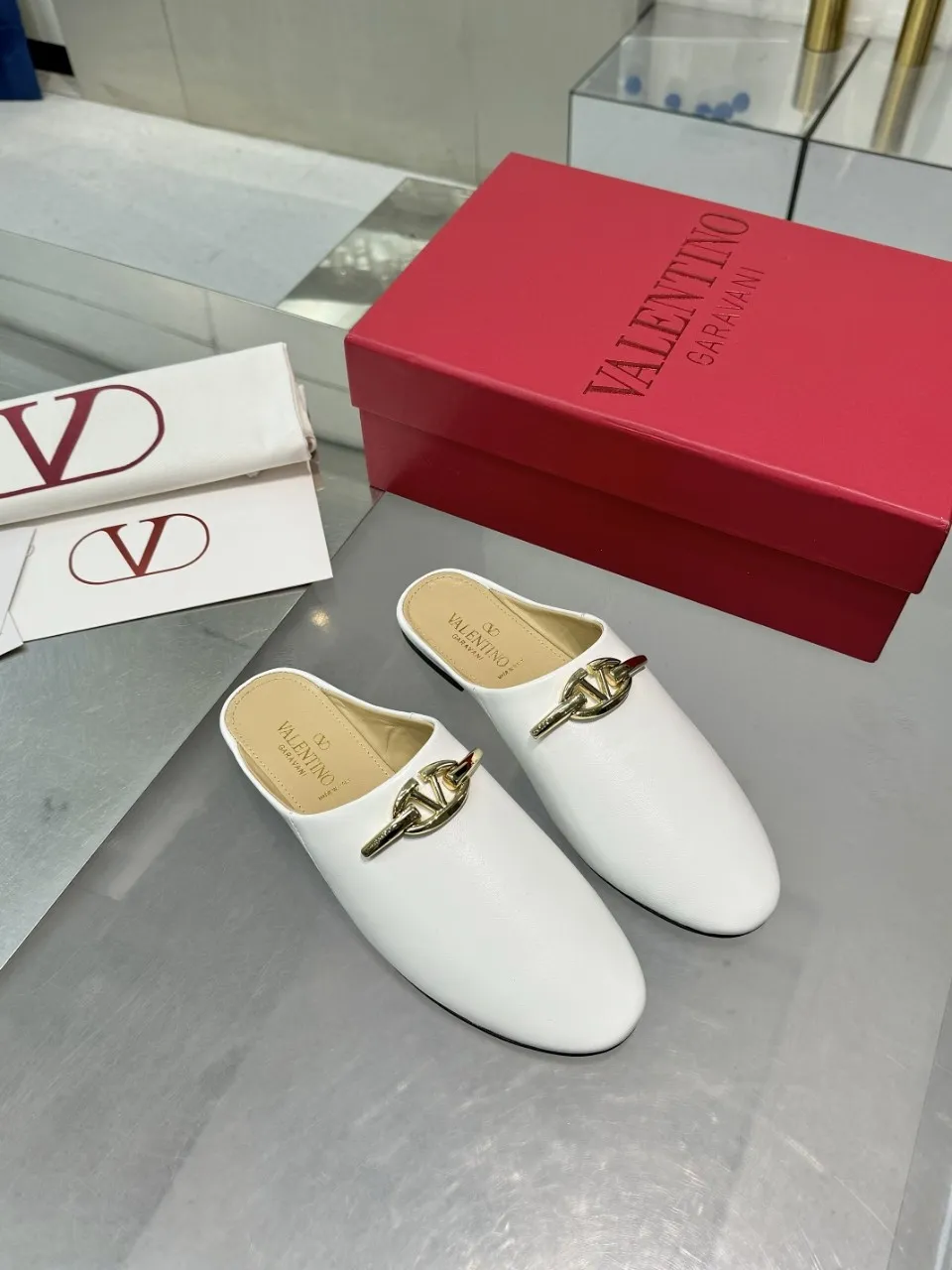 👟👟Ex-factory price 520👟👟 Valentino’s hottest new product in 2025, the new slippers are also easy to wear...😈😈😈 The latest logo buckle Perfectly combined with sexiness❤️‍🔥❤️‍🔥❤️‍🔥❤️‍🔥It is simply the pinnacle of summer fashion💖💖💖💖Original replica Outsole: Italian genuine leather outsole Heel height: Flat heel Size: 35-39 (40 41 42 customization is non-returnable and non-exchangeable)